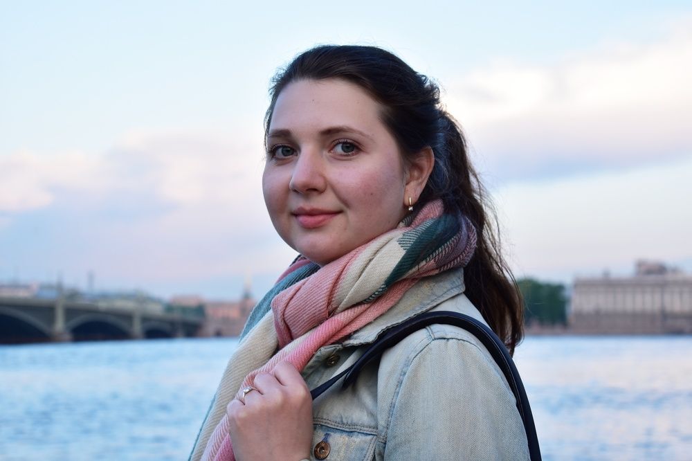 Девушка на фоне вечернего Питера.