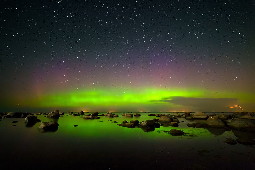 Aurora borealis vs lightning