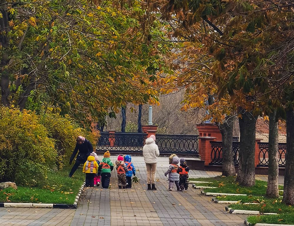 На прогулке.