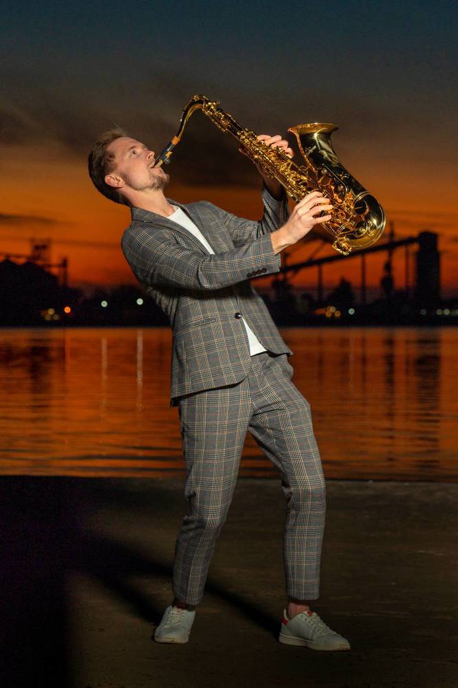 саксофонист и огнеметы