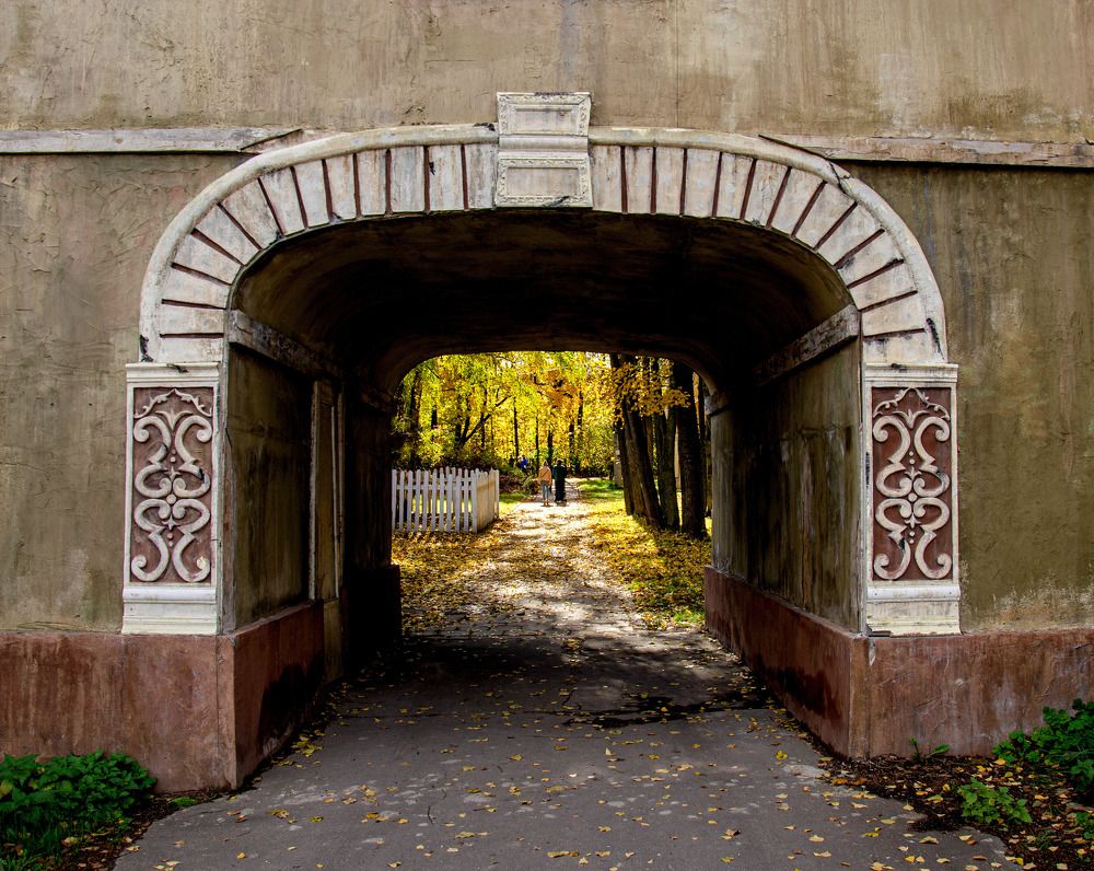 Осенняя картина сада в арке дома