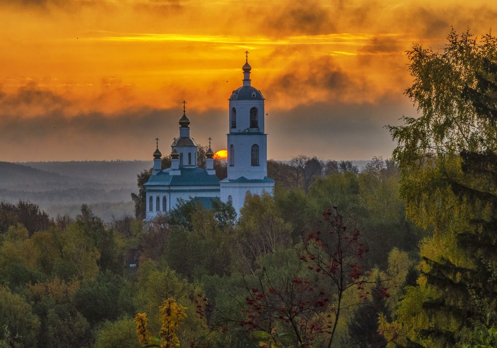 Восход у храма