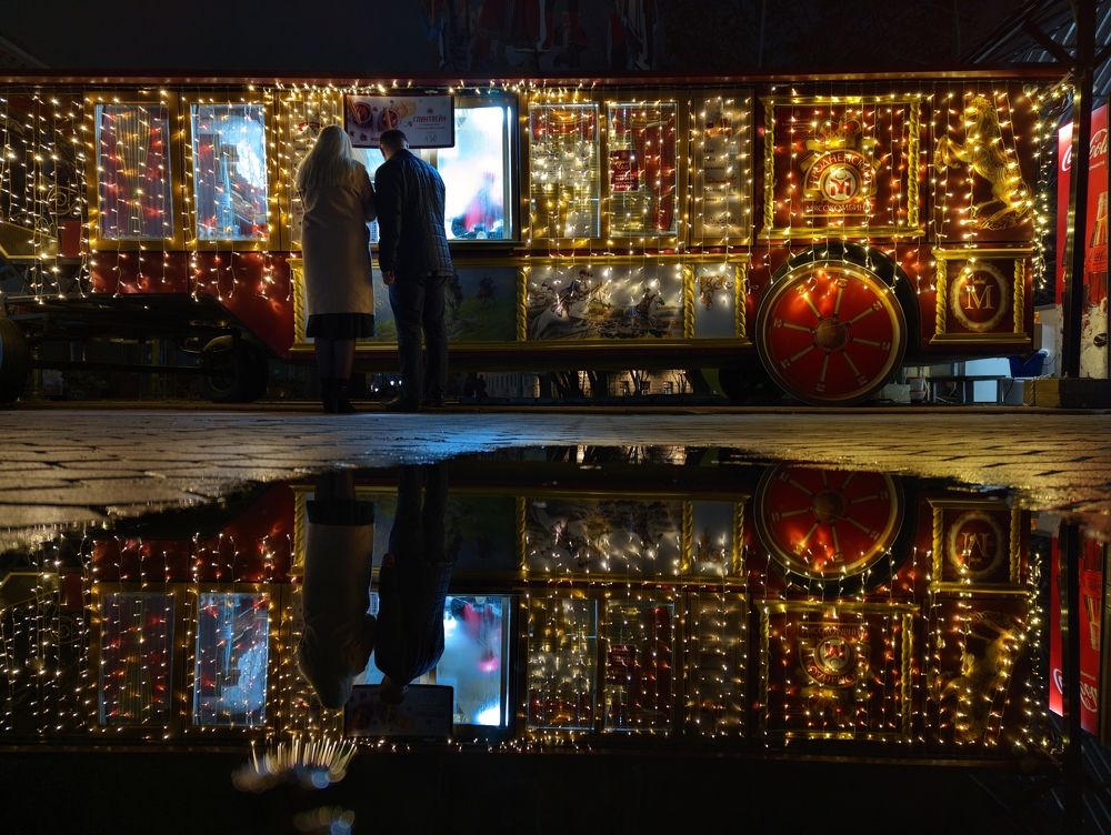 Night cafe-carriage.