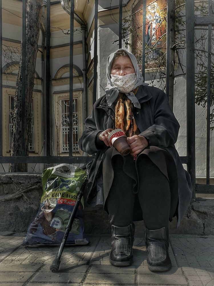 На паперти!..