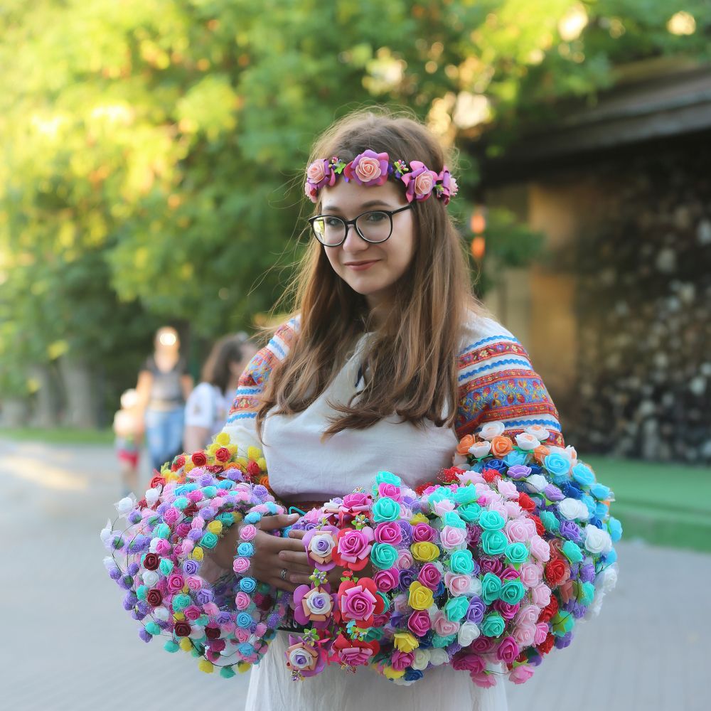 Продавщица веночков!