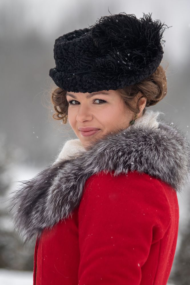 Дама  в красном жакете