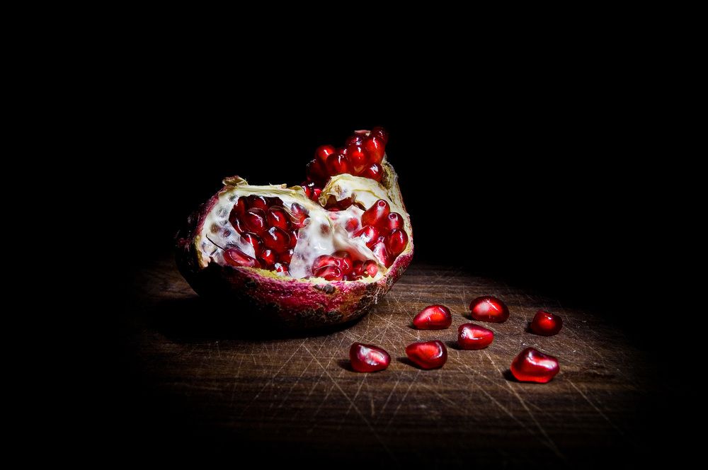 Натюрморт с гранатом