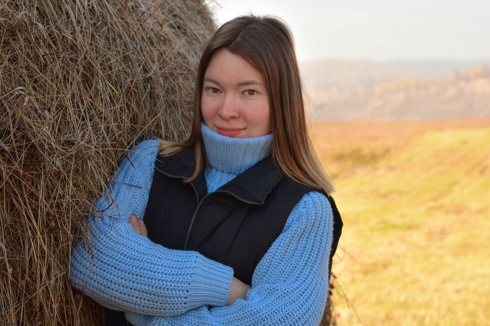 Деревенская девушка на сене