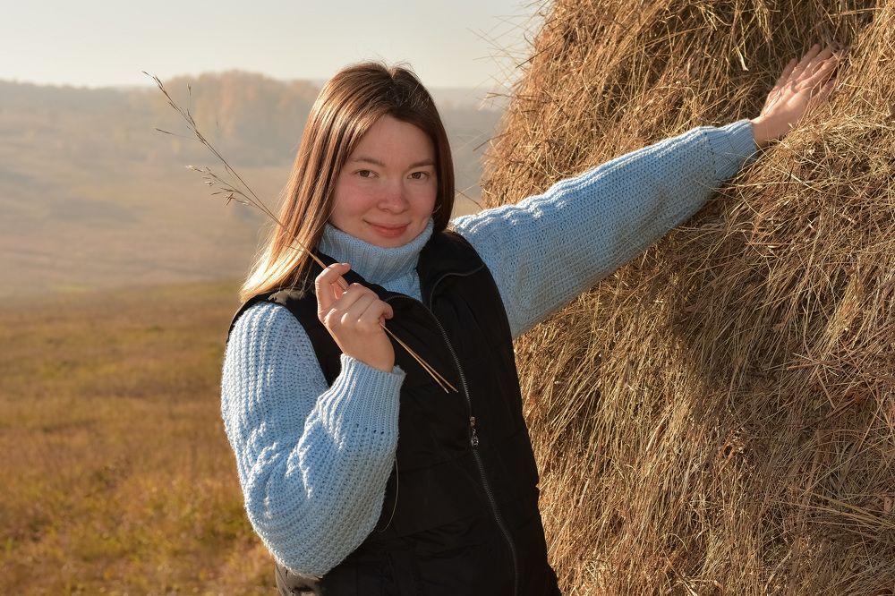 Деревенская девушка на сене