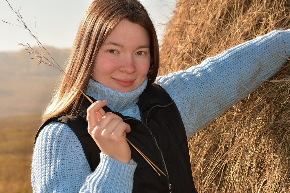 Деревенская девушка на сене