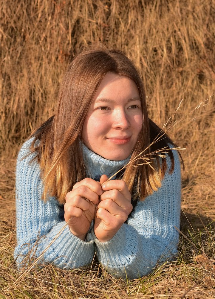 Деревенская девушка на сене