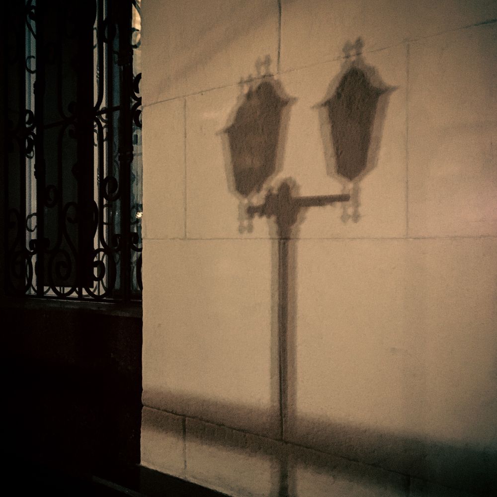 Ночь. Вокзал. Фонарь