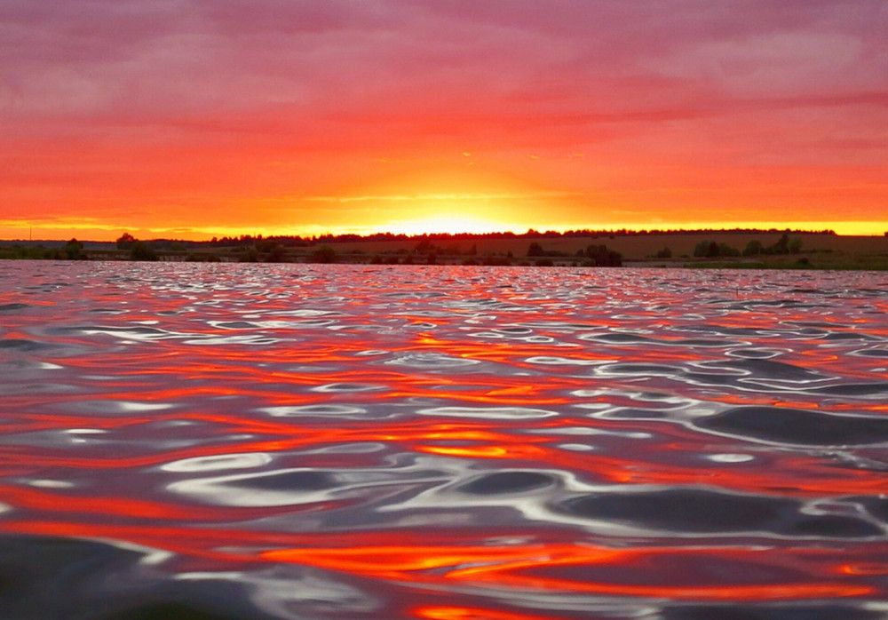 Красный закат на пруду.