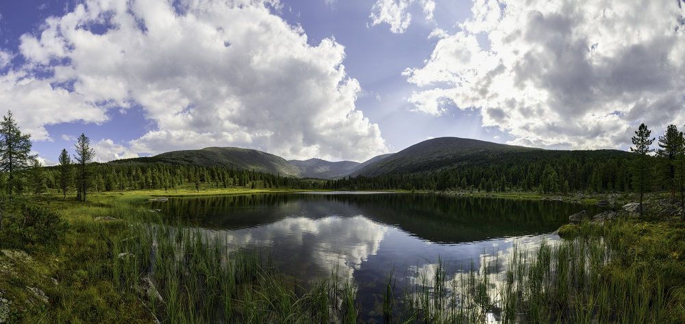 Солнечный день, в горах.