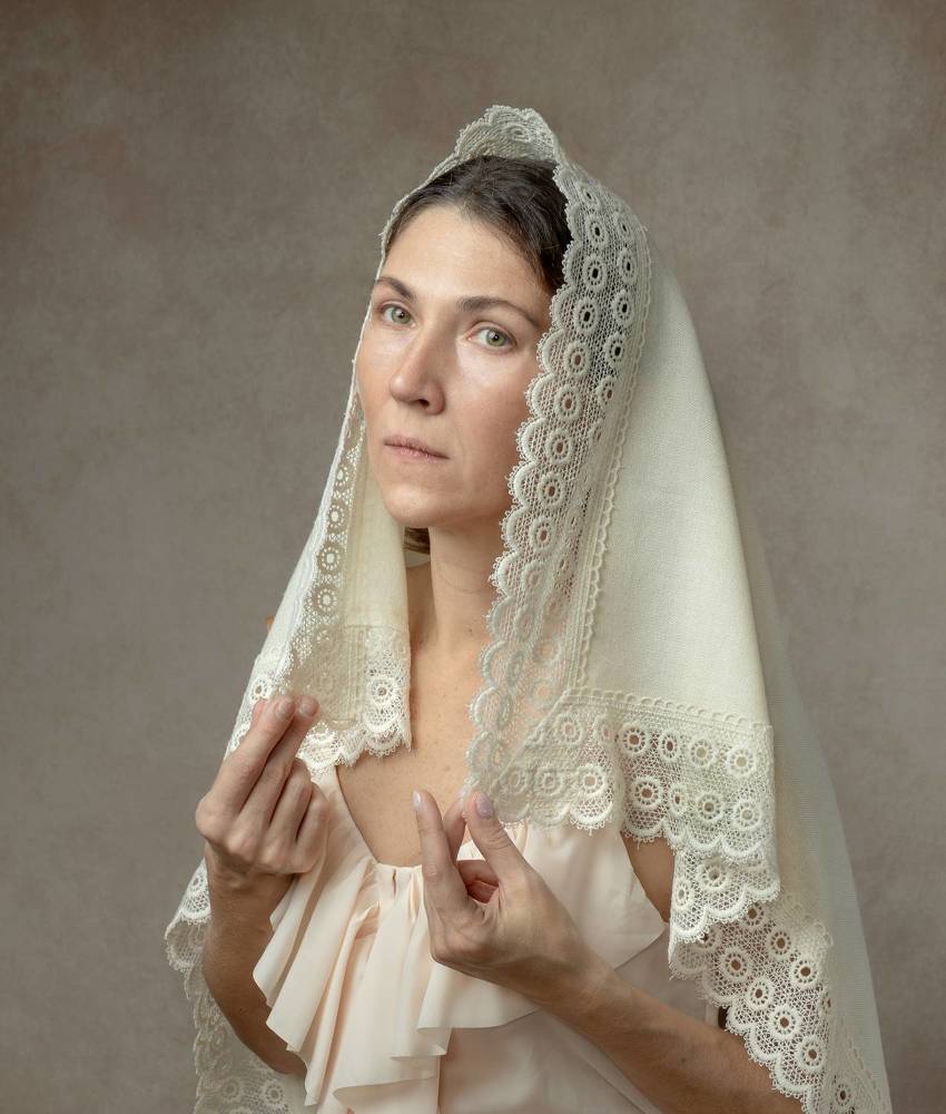 Девушка с платком