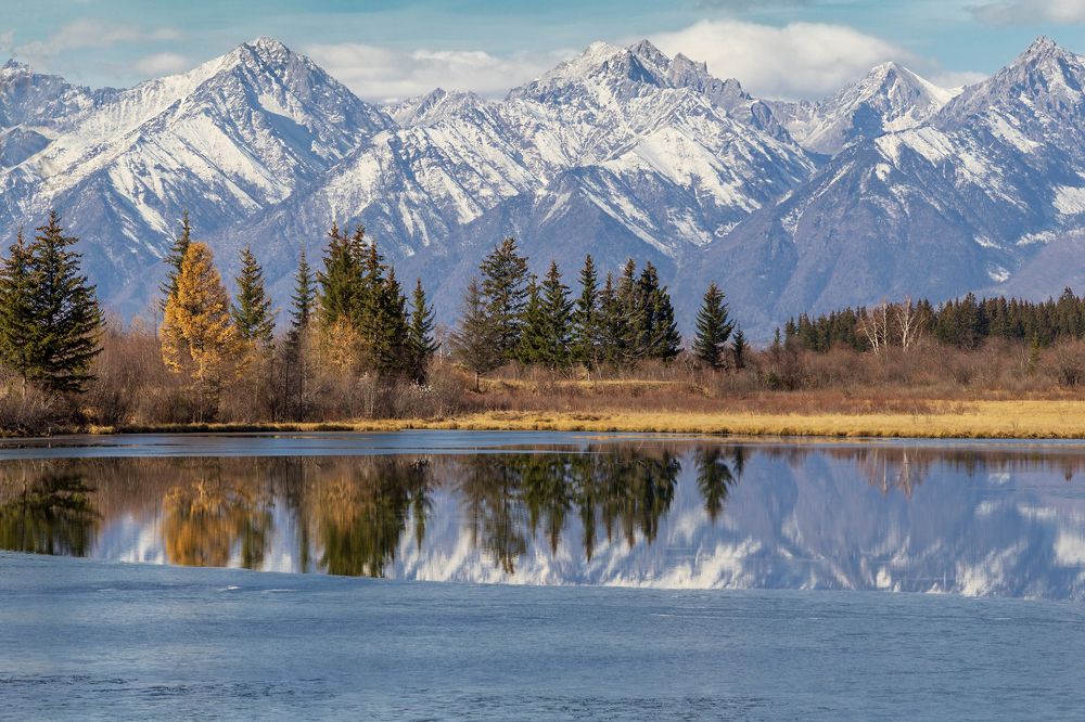 Осеннее озеро Тункинской долины