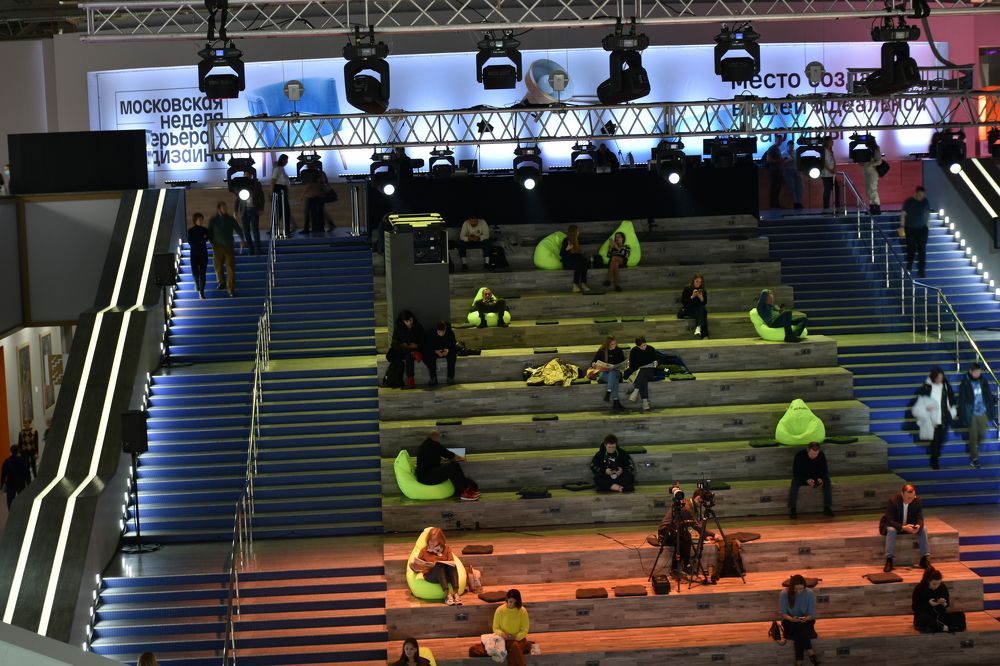 На выставке.