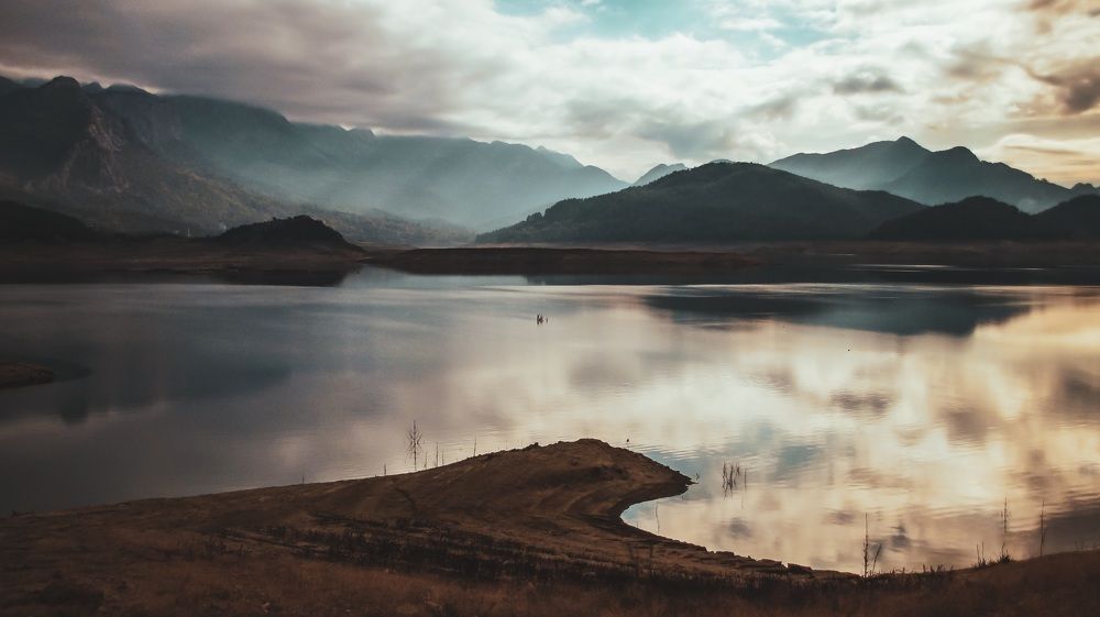 Photograph by Alp Aysgl