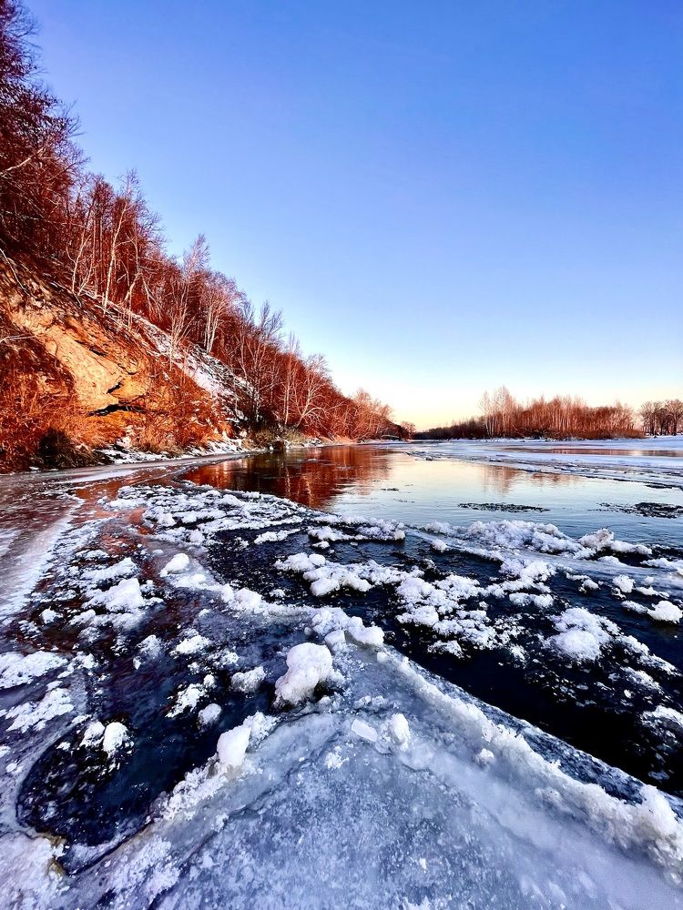 Первый лёд на закате