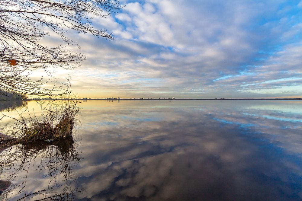 Осенний закат на озере Разлив