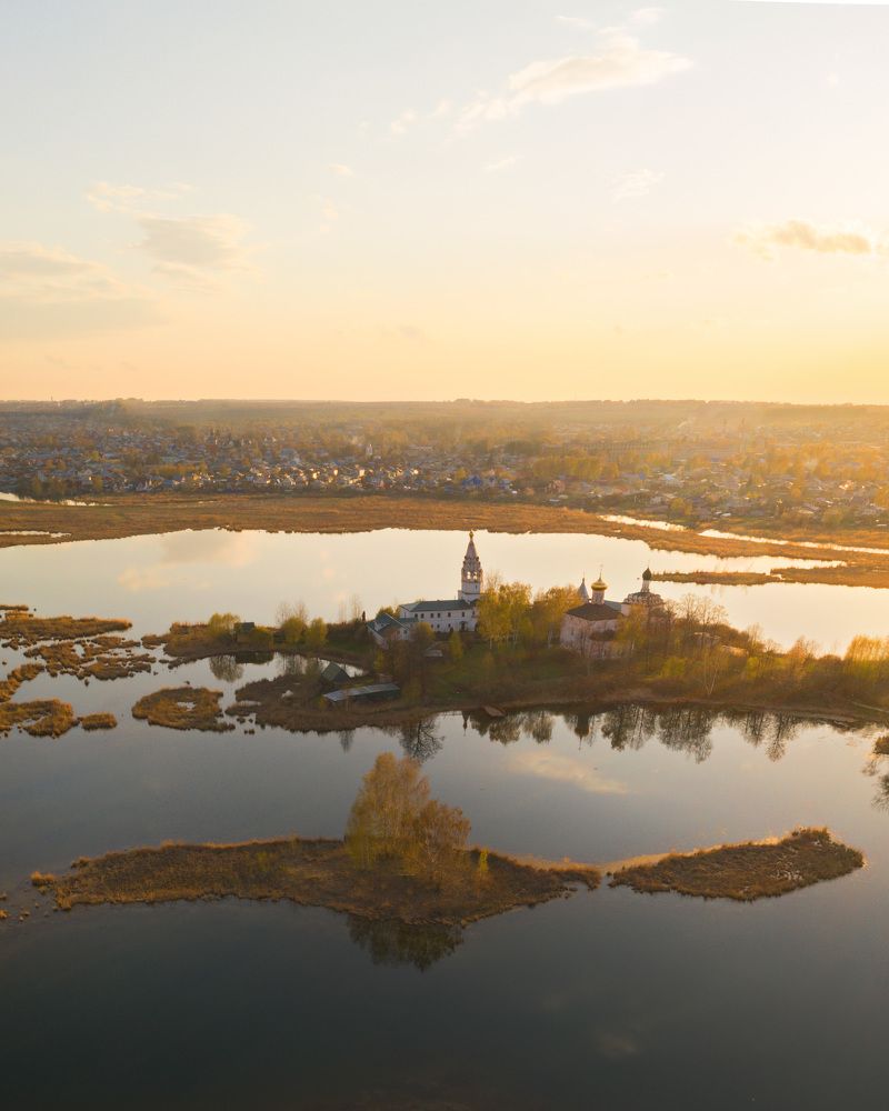 Озеро Тосканка и островной монастырь.