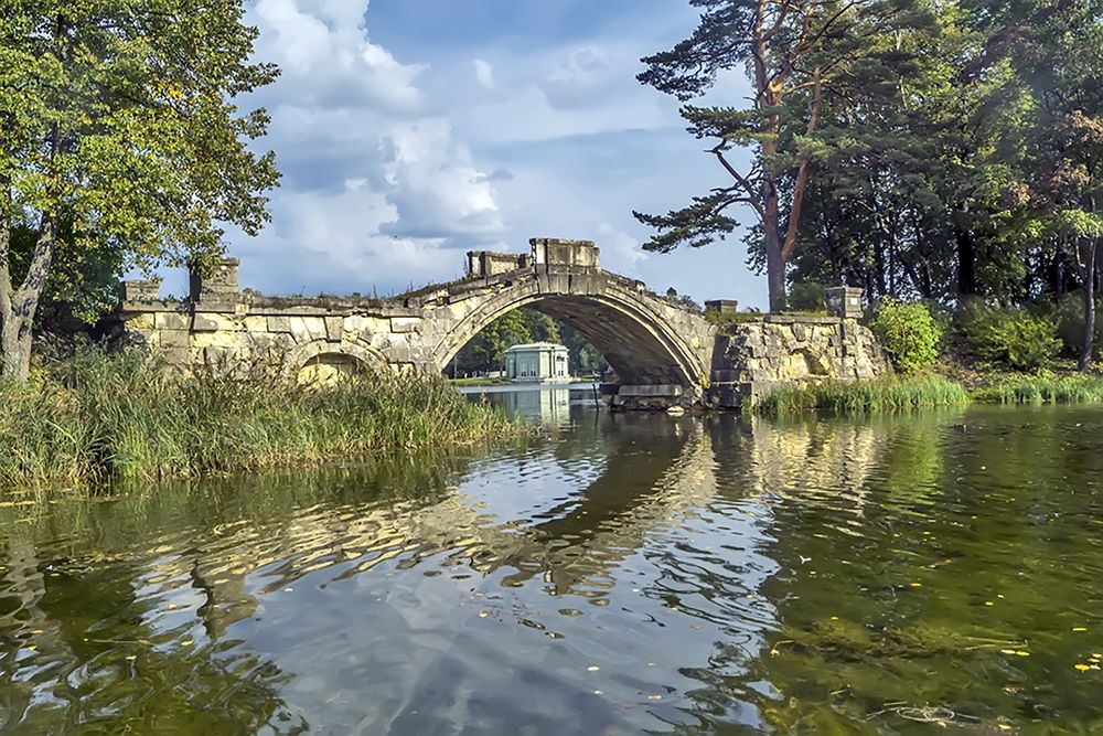 Дворцовый мостик  на Серебряном озере.