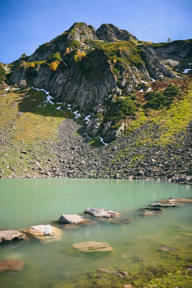 Горное озеро в окрестностях Черной пирамиды
