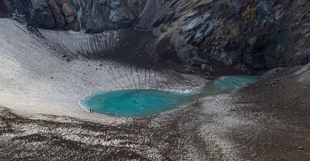 Кратерное озеро вулкана Мутновский