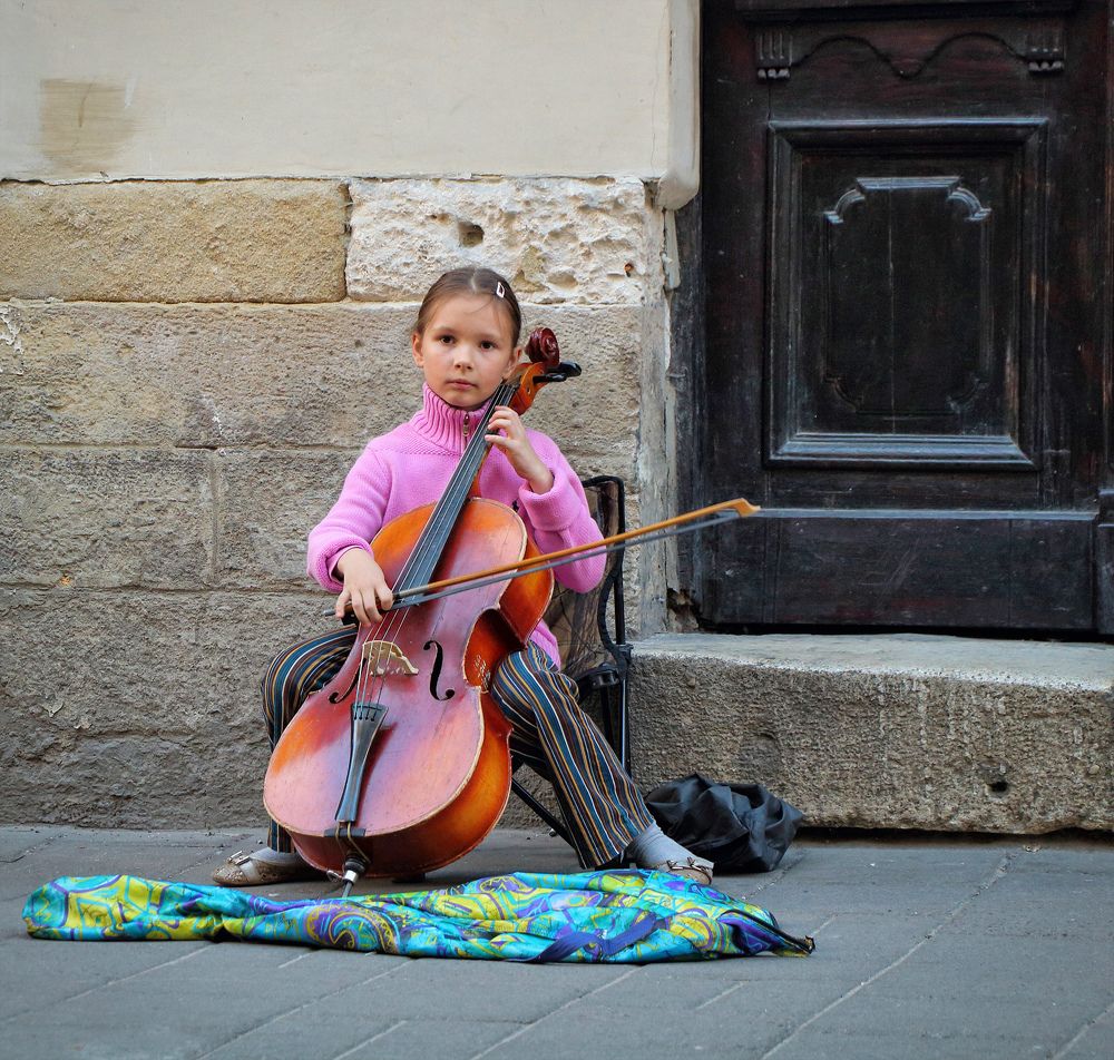 Маленькая девочка - уличный музыкант
