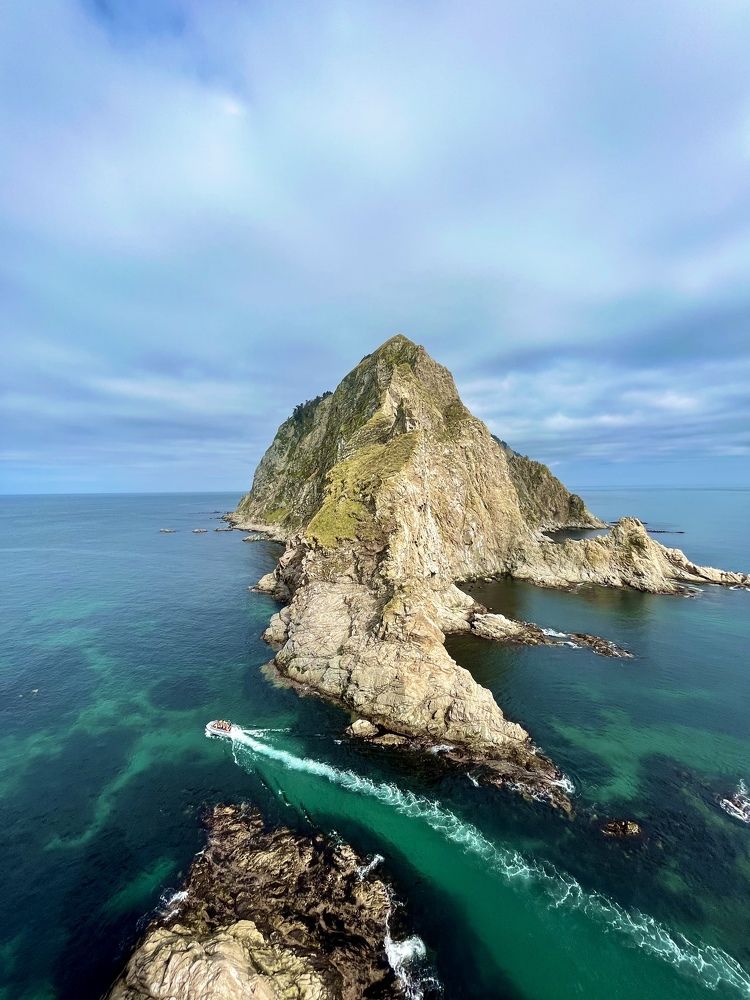 Вид с маяка Анива на скале Сивучья (Сахалин)