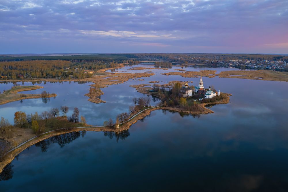 Озеро Тосканка и островной монастырь.