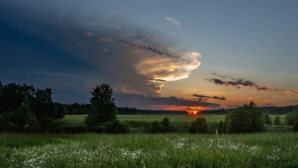 В ЛУЧАХ ЗАХОДЯЩЕГО СОЛНЦА