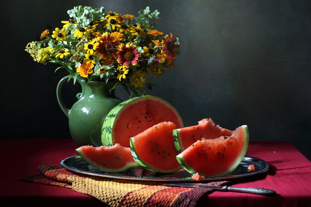 Арбуз и букет в зеленом кувшине