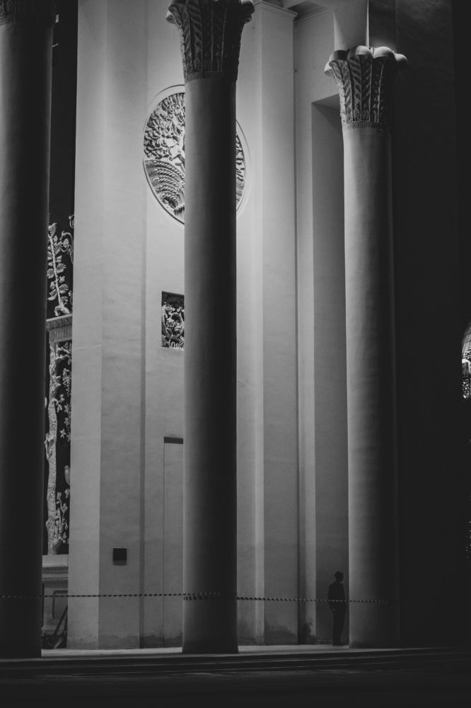 В тени колонн