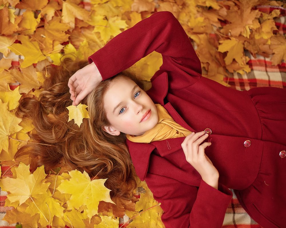 На золотом ковре из клёна