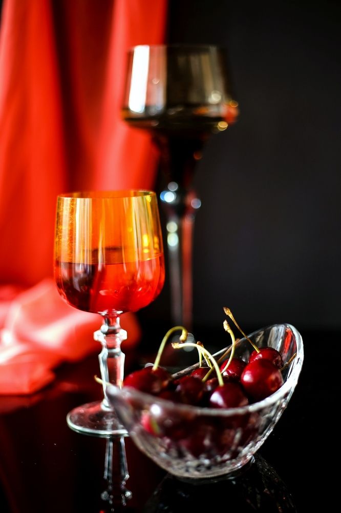 Налей полней бокалы.