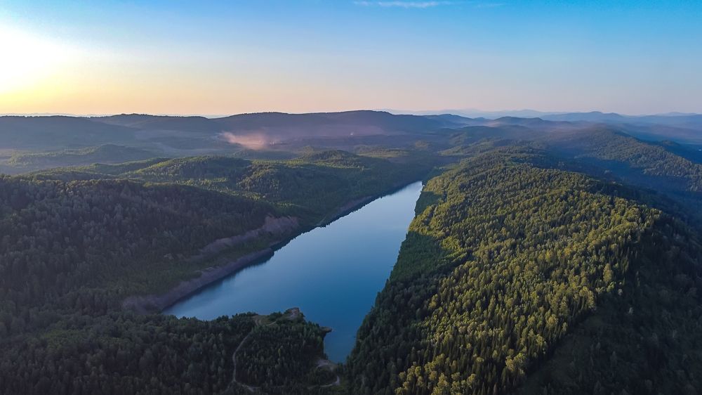 Затопленный карьер.