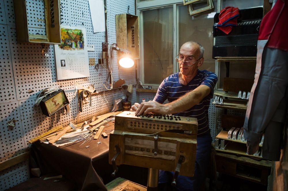 Настройщик тульской гармони