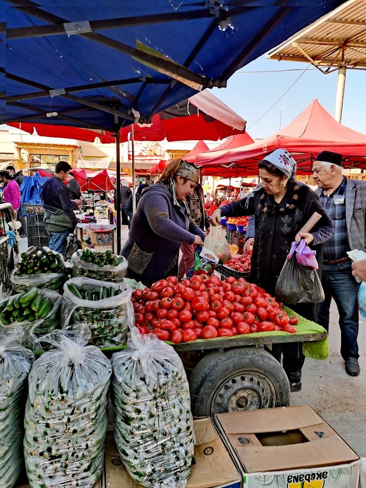 Продавщица овощей Сиабского базара Самарканда