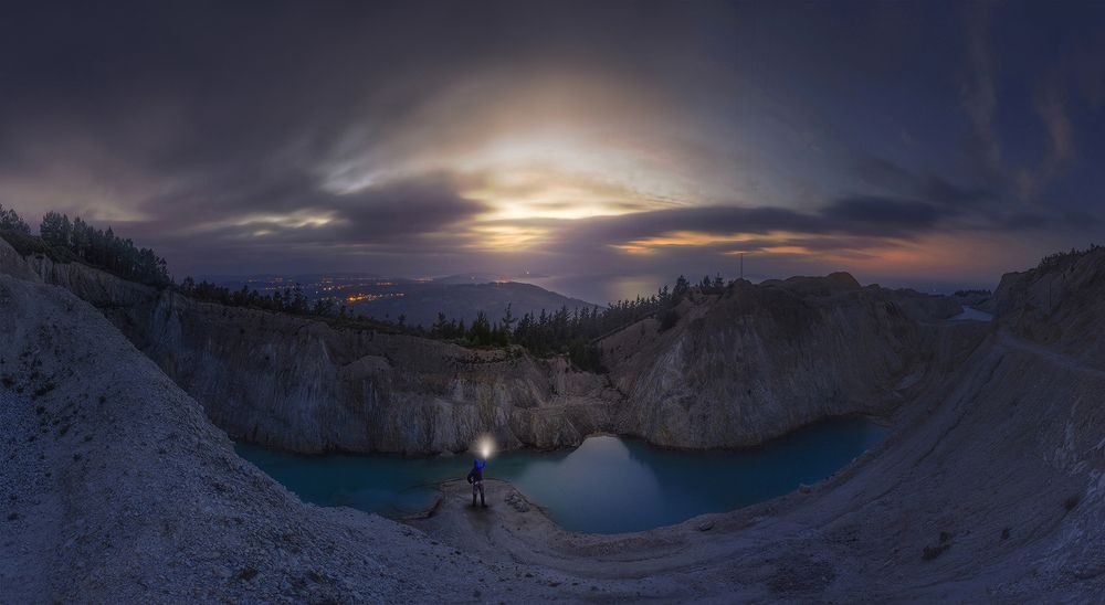 Lago azul al atardecer