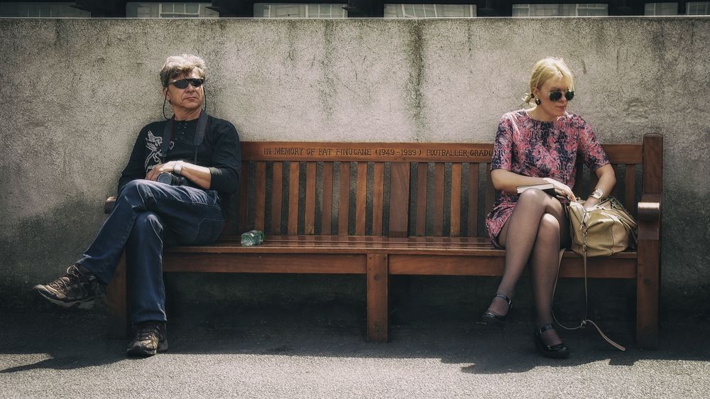 Закинув ногу на ногу сидели...