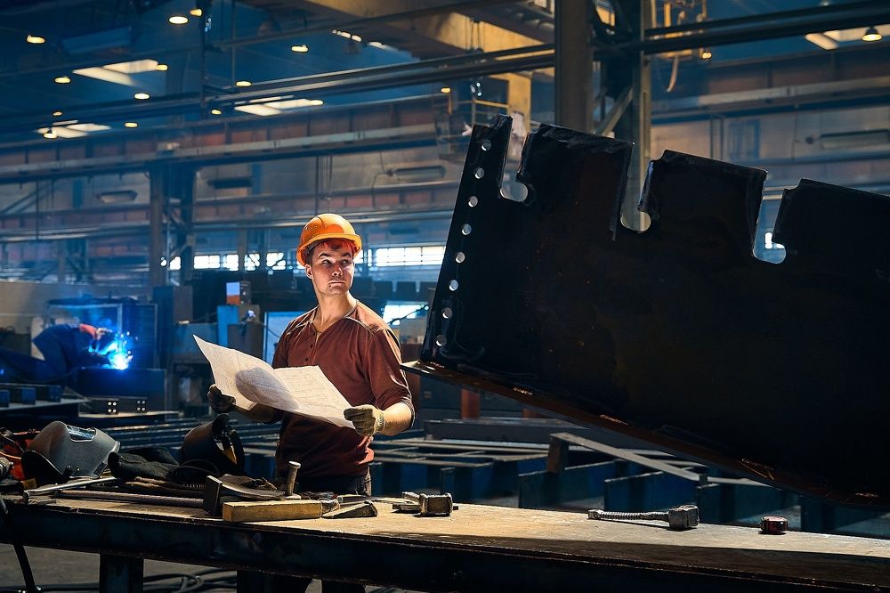 Рабочий в сварочном цехе