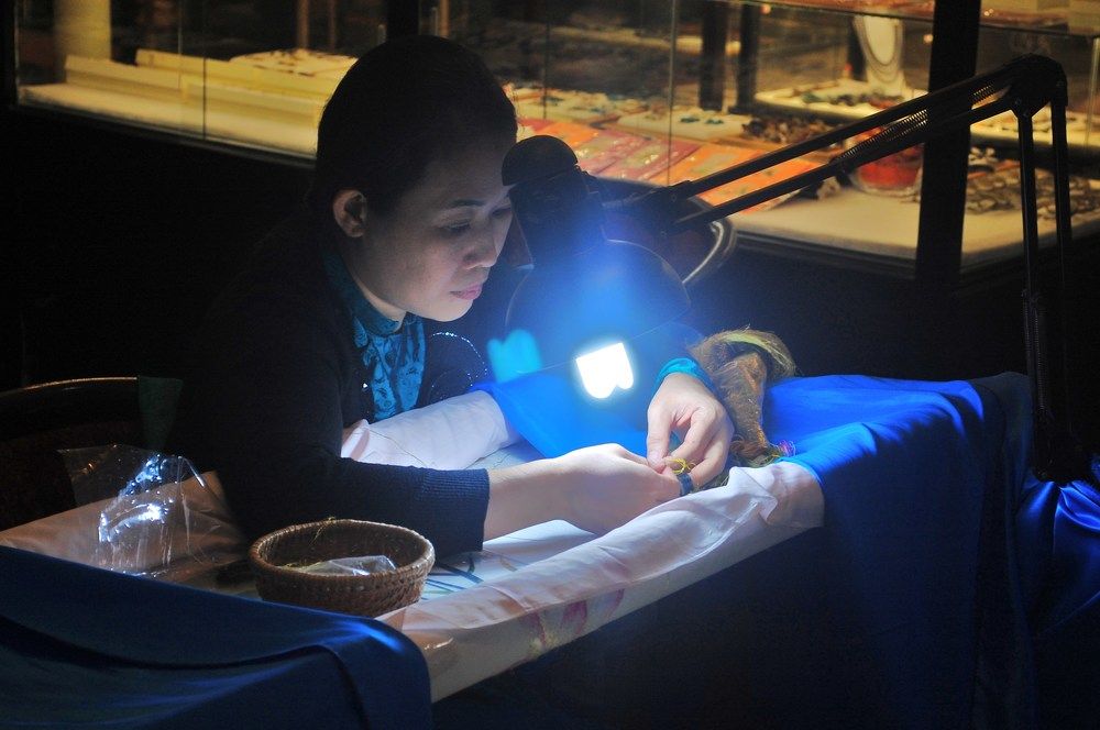 вышивальщица картин (picture embroiderer)