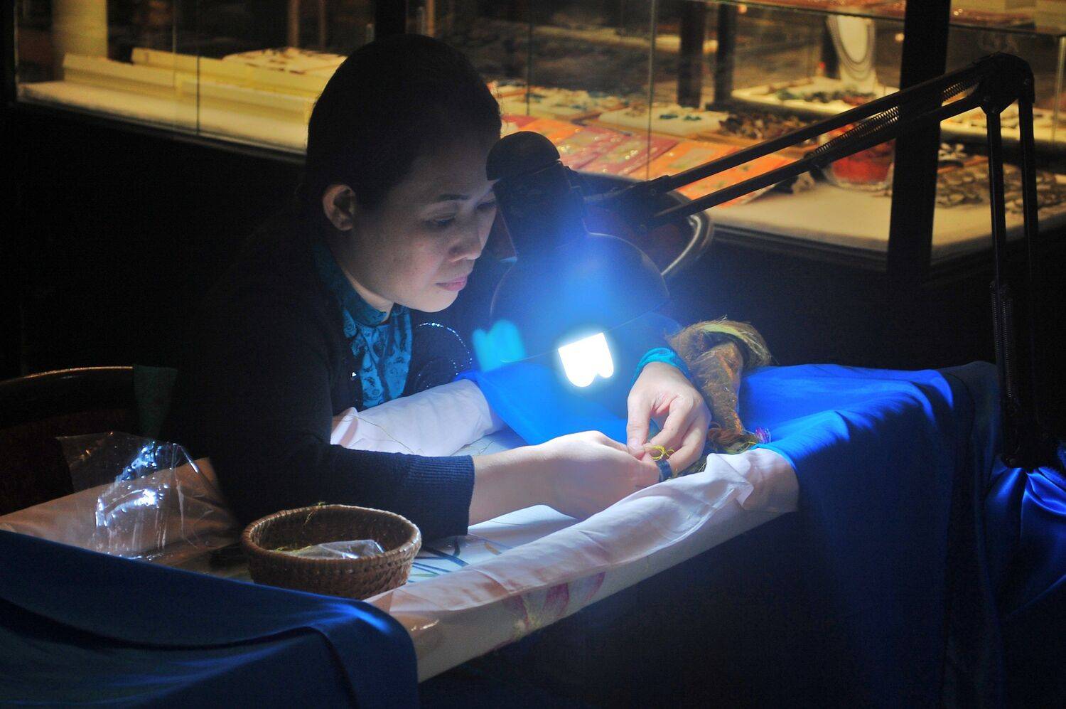 вышивальщица картин (picture embroiderer)