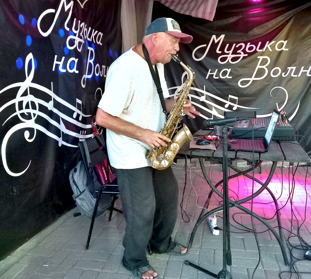 Саксофонист за работой