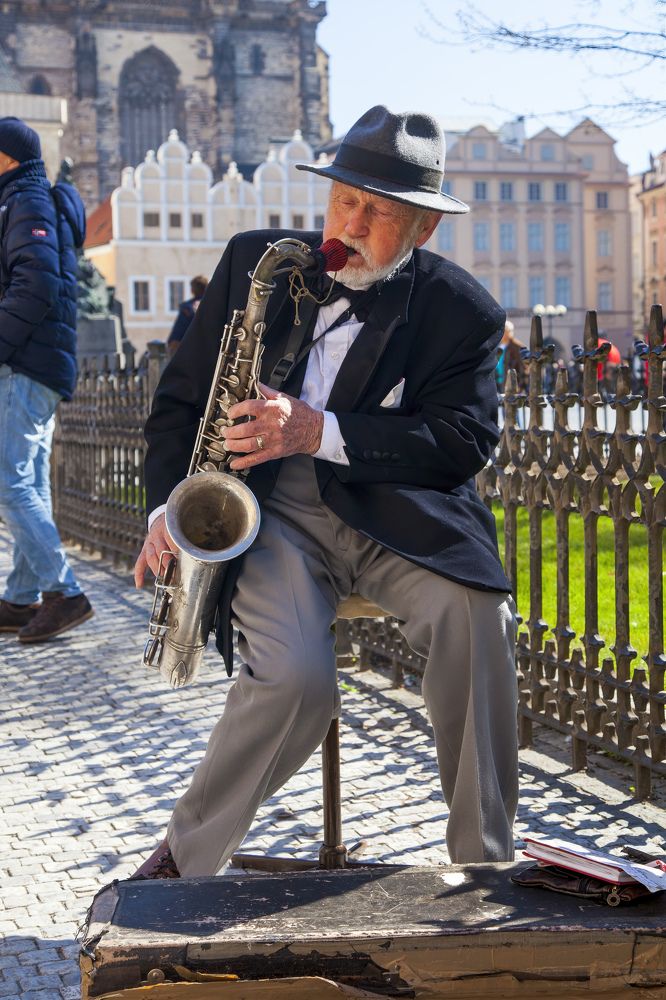 Уличный музыкант.