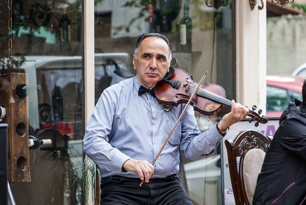 Уличный музыкант.