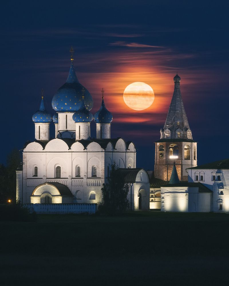 Голубая луна в Суздале