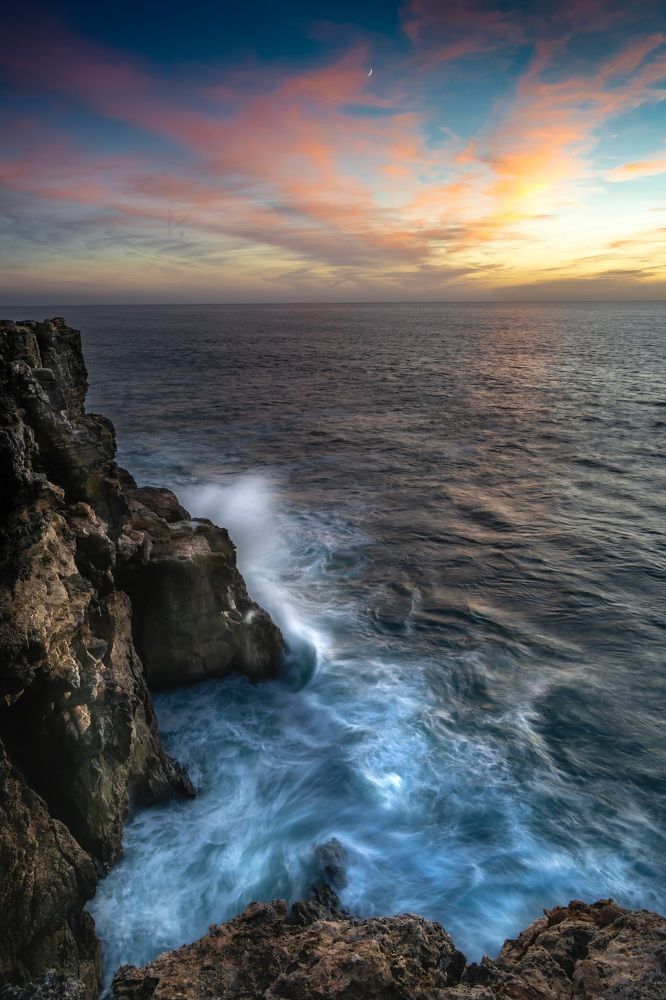 Восход молодой луны над Атлантикой