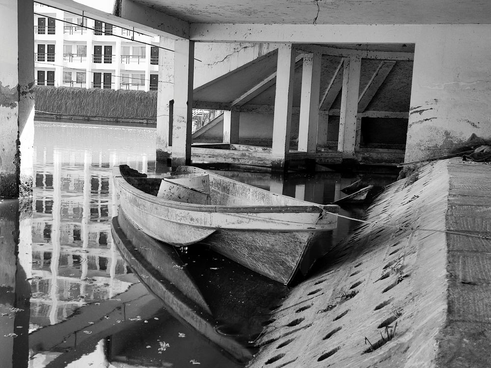 Lifeless boat